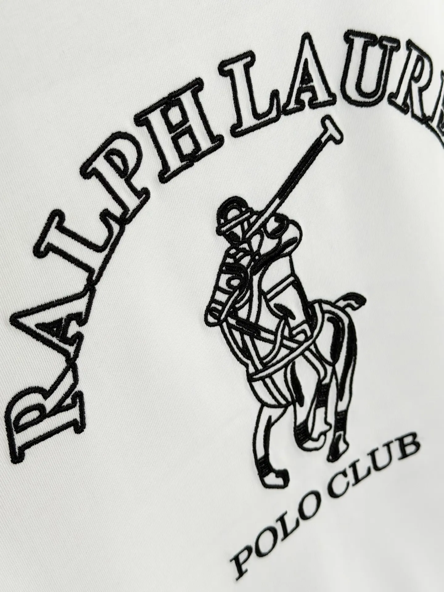 P160 [High Quality]Ralph Lauren*Ralph Lauren embroidery micro-label simple‼ ️Short-sleeved T-shirt 💗Ralph Lauren classic short-sleeved T-shirt, custom-made 280g pure cotton fabric, soft and breathable, classic horseback golf🏌️ embroidery on the chest, logo + logo embroidery on the back, simple and recognizable. Round neck design, neat tailoring, customized 280g pure cotton fabric, soft and smooth to the touch, great breathability, super comfortable to wear in summer! The same loose version for men and women, OK to wear alone or layered, versatile ~ 𝐂𝐎𝐋𝐎𝐔𝐑: black white 𝐒𝐈𝐙𝐄: S-xL Size chart: S: Shoulder width 51 - Bust 55 - Clothing length 70 M: Shoulder width 53 - Bust 57 - Clothing length 72 L: Shoulder width 55 - Bust 59 - Clothing length 74 XL: Shoulder width 57 - Bust 61 - Clothing length 76
